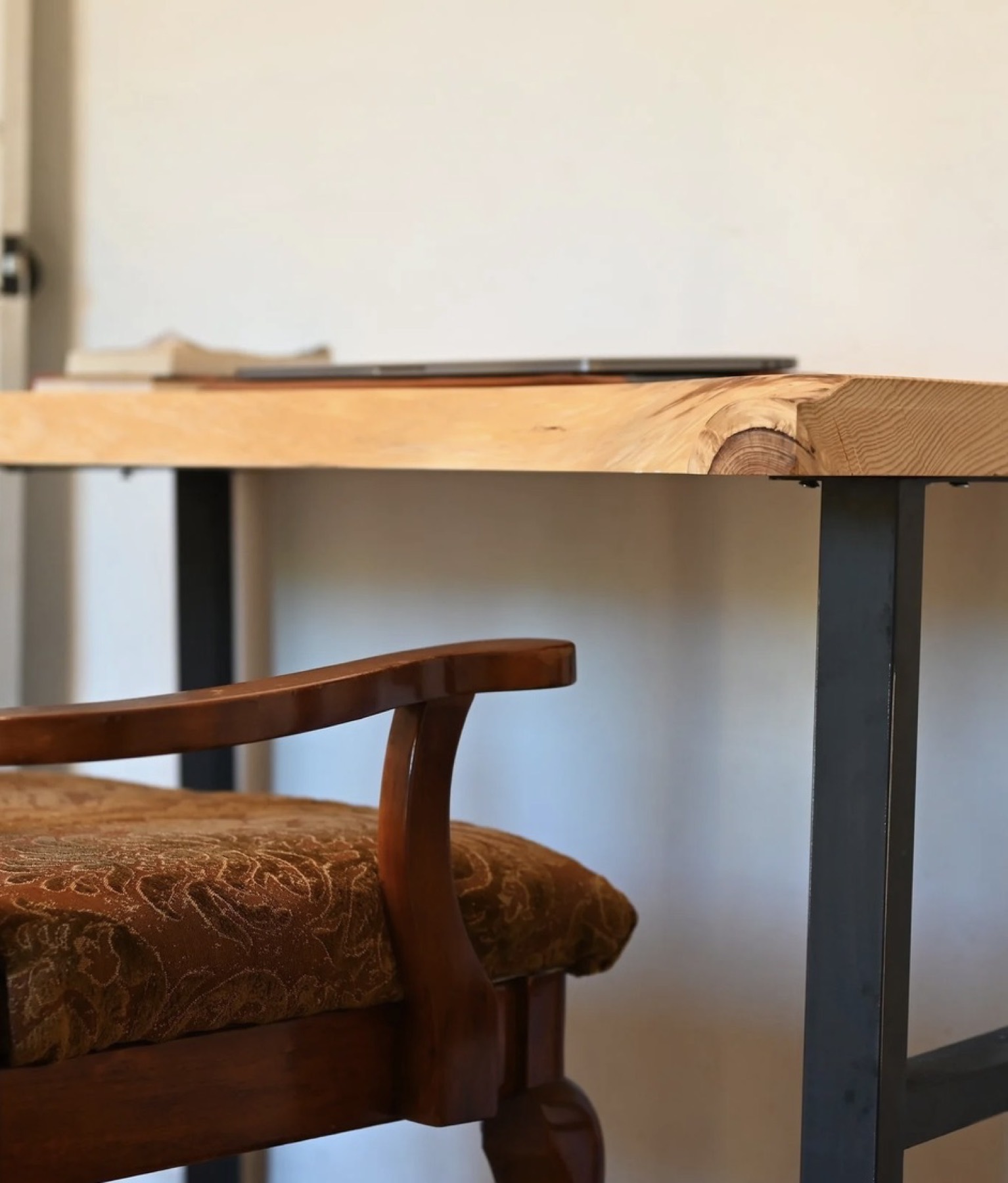 Close view of the Aleppo pine edge and steel legs
